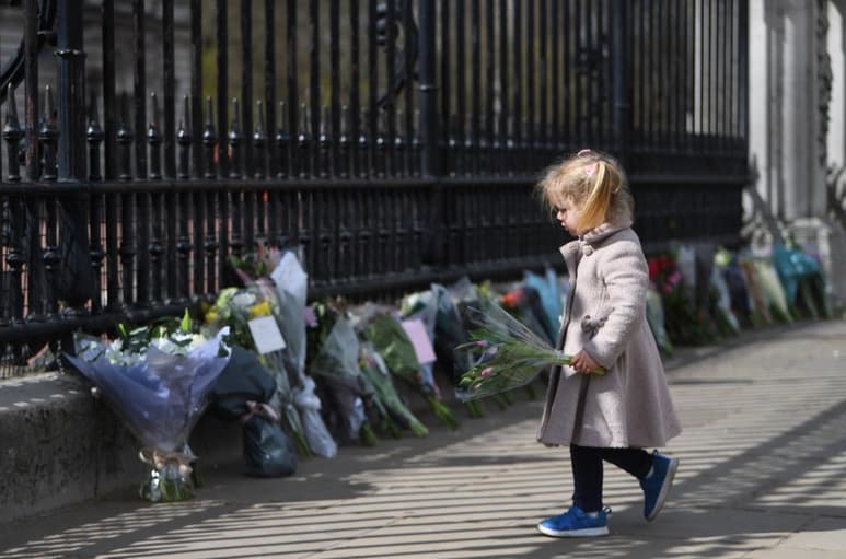 La muerte del príncipe Felipe de Edimburgo, consorte de la reina Isabel II de Inglaterra, dejó este viernes sin su 'abuelo' a buena parte de los británicos, que se congregaron a las puertas del palacio de Buckingham entre algunos llantos y muchos ramos de flores. (EFE)