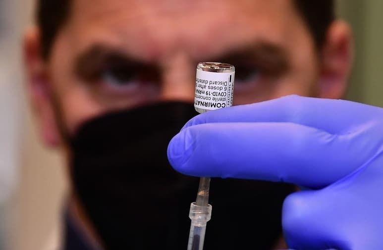 La farmacéutica Pfizer y su socio BioNTech han solicitado a las autoridades estadounidenses la aprobación para un uso de emergencia de su vacuna contra la COVID-19 para menores de entre 12 y 15 años, tras demostrar que tiene una eficacia del 100 % en este grupo de edad, según un comunicado difundido este viernes. (ARCHIVO)