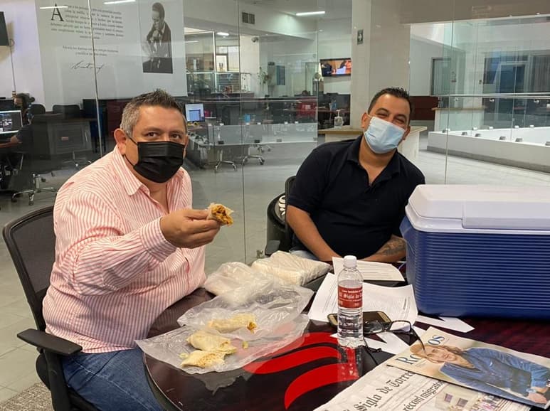 “Por necesidad” comenzó Esteban a vender burritos en una hielera, sin saber, que de una pasaría a muchas más ya que se volvió un suceso a nivel local. (IVÁN CORPUS)
