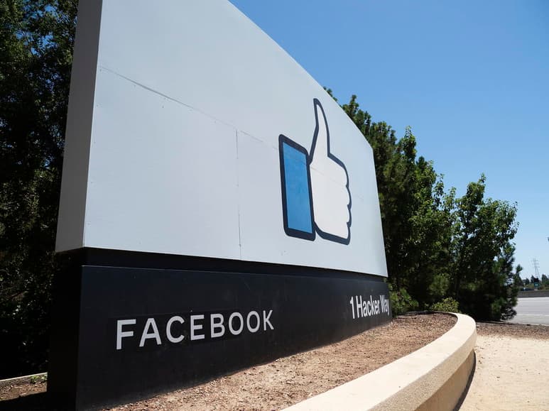El gigante de internet Facebook anunció este viernes que llegó a un acuerdo con un proveedor sanitario local para convertir parte de su sede en Menlo Park (California, EUA) en un centro de vacunación contra la COVID-19 abierto al público. (ARCHIVO)