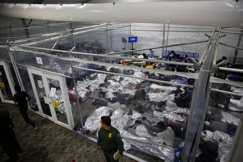 La Casa Blanca aseguró este viernes que investigará las denuncias del gobernador de Texas, Greg Abbott, sobre presuntos abusos sexuales a menores y abandono infantil en un centro migratorio en ese estado, pero descartó que por ahora vaya a cerrarlo. (ARCHIVO)