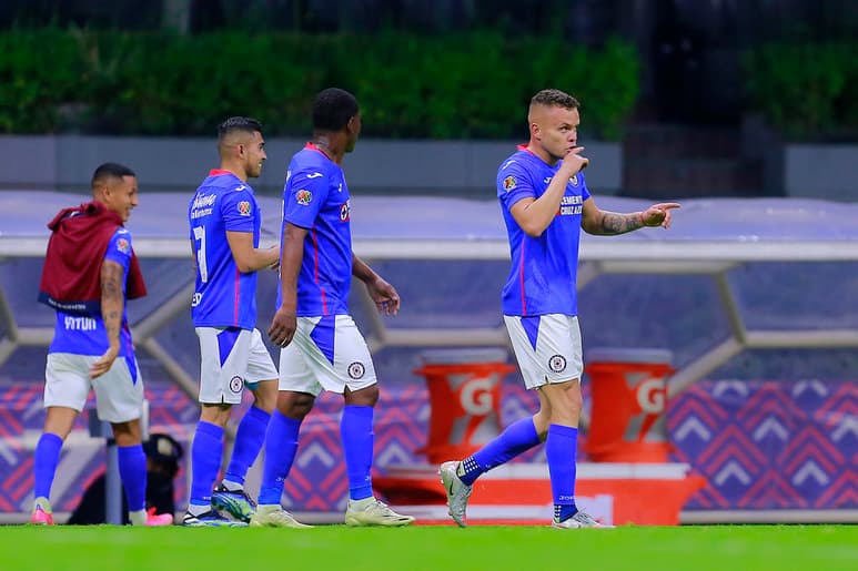 A falta de cuatro encuentros para que culmine el torneo Guardianes 2021 Cruz Azul recibe este sábado la peligrosa visita de las Chivas Rayadas de Guadalajara, en un choque de dos antagonistas del futbol mexicano que han tenido una fase regular sumamente distinta, pues mientras La Maquina lleva casi todo el semestre sin conocer la derrota, el Rebaño está sumido en la mediocridad desde hace meses. (JAM MEDIA)