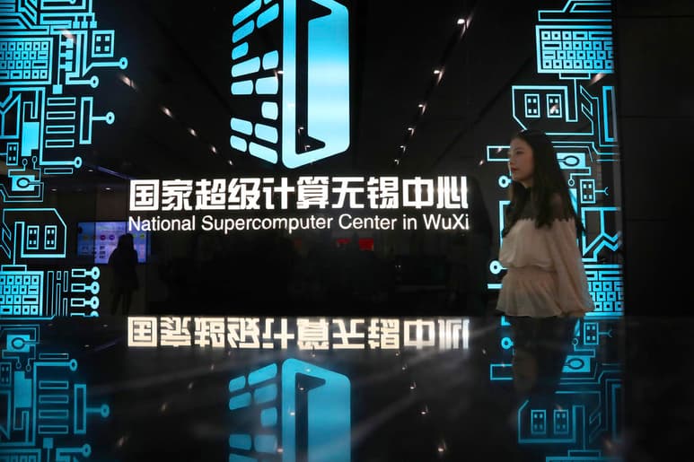 Desde hace años Estados Unidos ha señalado que China tiene planes de espionaje en su país para poner en riesgo su seguridad nacional. Durante el gobierno de Donald Trump dichas acusaciones y regulaciones aumentaron, basta con recordar el caso de TikTok y Huawei. Se esperaba que con la llegada de Joe Biden las restricciones disminuyeran, pero ahora el gobierno ha anunciado nuevas empresas que entran en su 'lista negra'. (ARCHIVO)