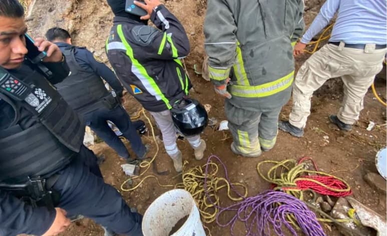 Un deslave en una presunta construcción irregular ubicada en una ladera en Del Refugio esquina con 2a Cerrada Capulines en la colonia San Bartolo Ameyalco, Álvaro Obregón, dejó como saldo una persona muerte y dos más atrapadas. (ESPECIAL)