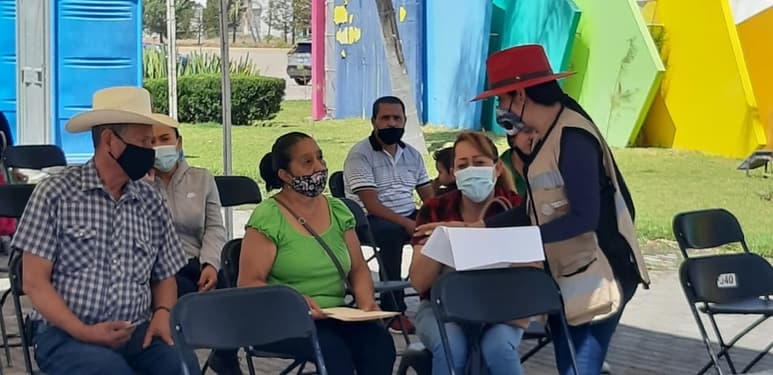 Una trabajadora de la delegación del Bienestar negó el acceso a los adultos mayores rezagados.
