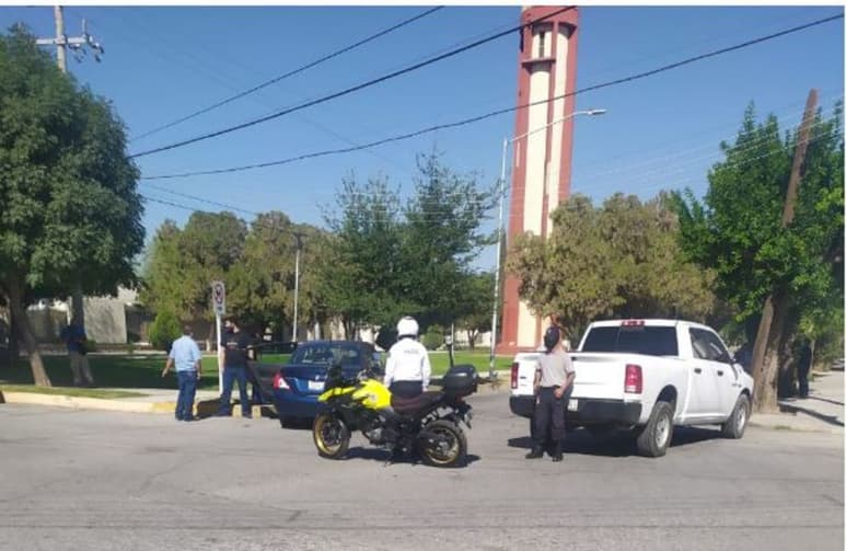 Se registró un fuerte accidente en la colonia Torreón Jardín que dejó a una persona lesionada y cuantiosos daños materiales.
