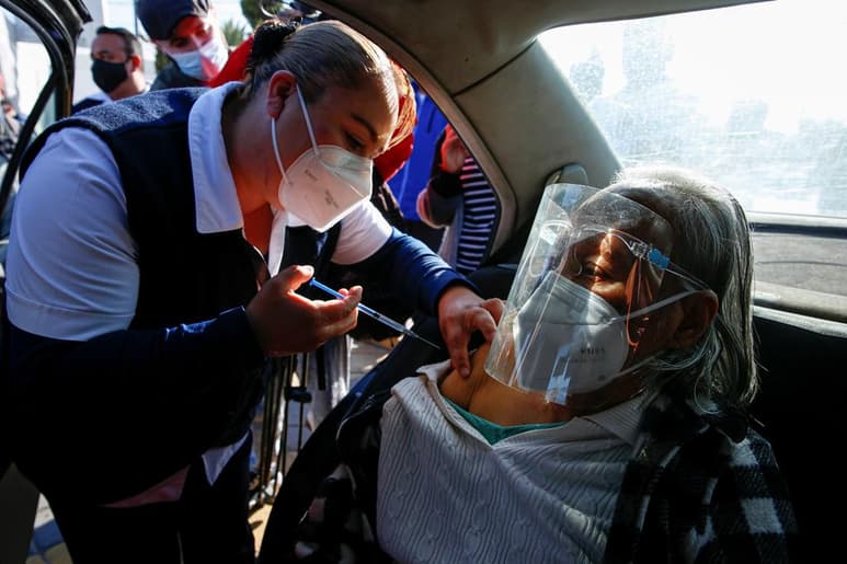 El Gobierno mexicano tiene, hasta ahora, contratado poco más de 256 millones de dosis con 7 distintas farmacéuticas de diferentes países, aunque no ha logrado que la llegada de los biológicos sea a tiempo y número constante.
(ARCHIVO)