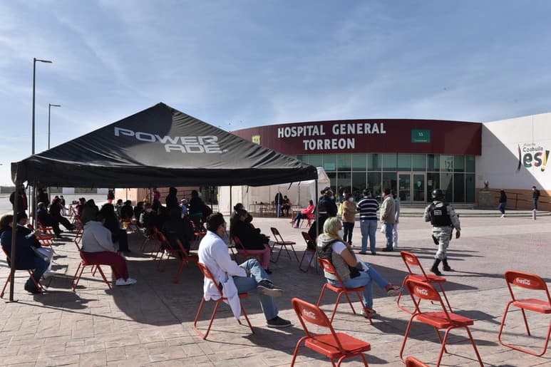 Aunque hubo un ligero incremento de pacientes COVID en el Hospital General de Torreón, la ocupación sigue siendo baja, pues este sábado se encuentran 9 pacientes, lo que representa el 10 por ciento de la capacidad hospitalaria.
(ARCHIVO)