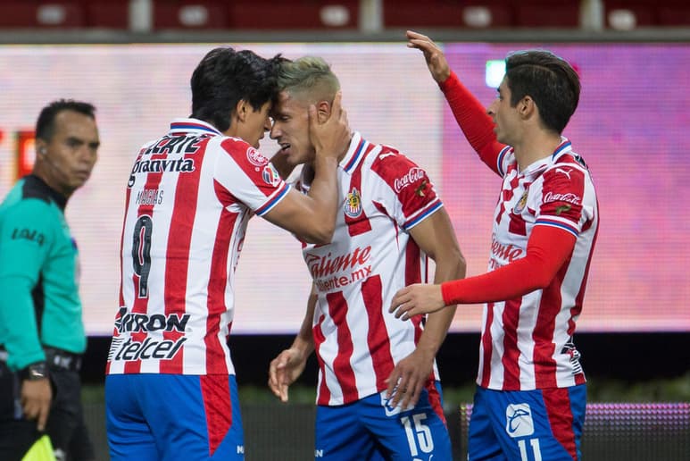 Pasan las semanas, los meses, los torneos, y en el Guadalajara nada se compone. (ARCHIVO)