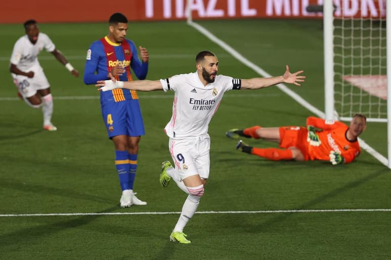 Con apenas 12 minutos en el marcador, Karim Benzama se hizo presente con la primera anotación ante el Barcelona, rompiendo así su sequía tras 5 años sin hacer gol en el Clásico español. (EFE)
