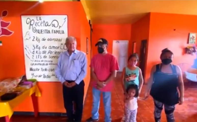 Tras degustar un 'suculento' mondongo, el presidente Andrés Manuel López Obrador aseguró que la economía popular se está recuperando tras la pandemia de coronavirus. (ESPECIAL)