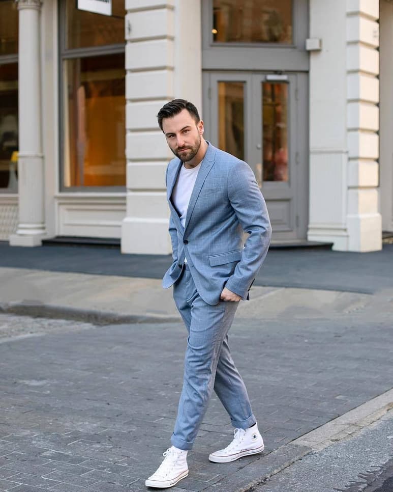 Opta por unos tenis blancos estilo vintage. (FOTOS TOMADAS DE REDES)