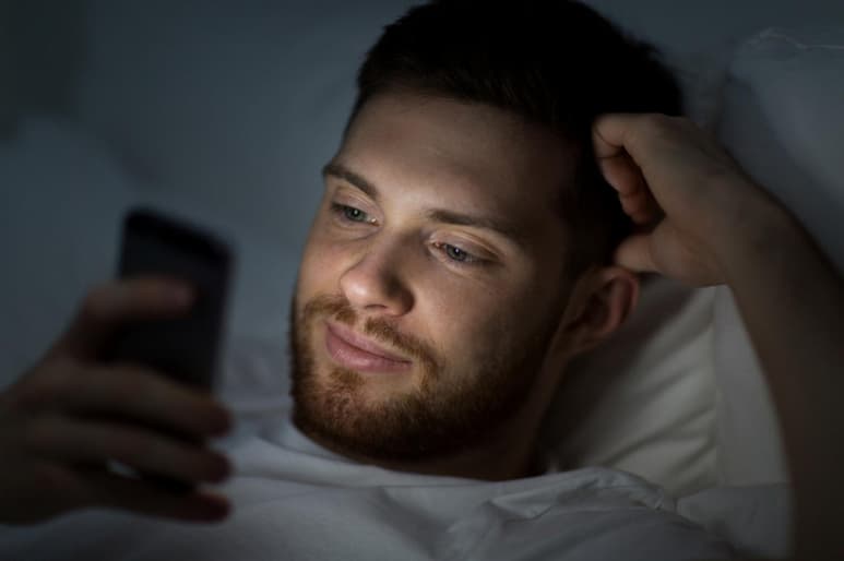 Es posible que generen problemas de sueño, no por sus ondas electromagnéticas algo que piensan muchas personas, sino por su influencia en el descanso.