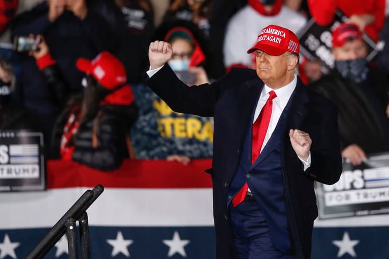 Durante un evento privado de recaudación de fondos, Trump reiteró sus infundadas afirmaciones de fraude en las elecciones de 2020. (EFE) 