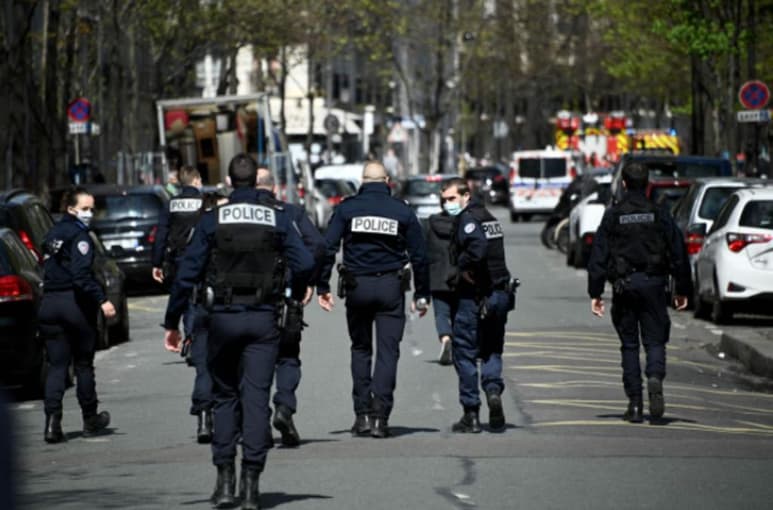Un hombre ha resultado muerto y una mujer herida de gravedad frente a un hospital en París por los disparos efectuados por un individuo que se ha dado a la fuga, informaron este lunes los medios franceses.
(AP)
