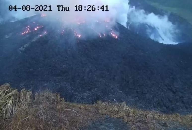 El volcán La Soufriere, en el noroeste de San Vicente y las Granadinas, sur del Caribe, registró este lunes una 'enorme' erupción, con una columna de humo de 17 kilómetros de altura, alertó el Centro de Investigación Sísmica de la Universidad de las Indias Occidentales (UWI, en inglés). (ARCHIVO)