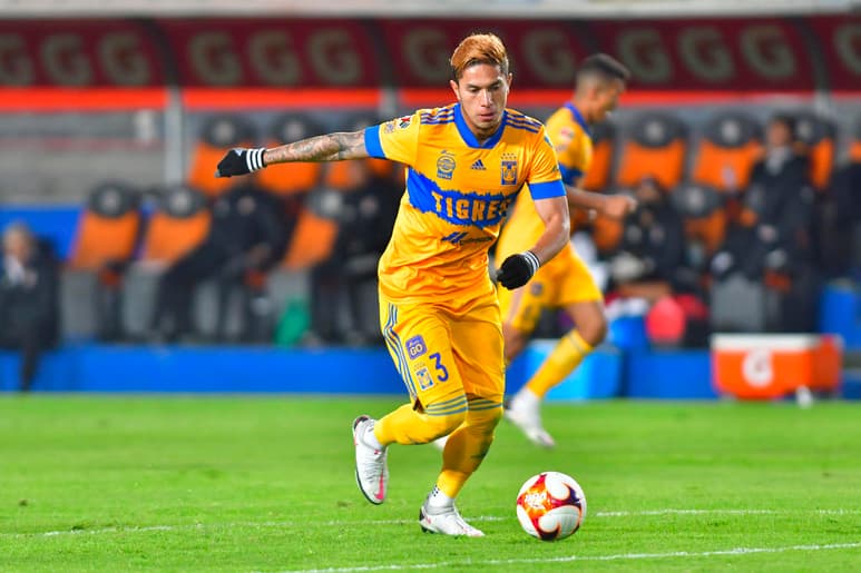 Luego de ser expulsado del partido entre Tigres y América, Carlos Salcedo publicó un mensaje en sus redes sociales en el que señaló 'Juego de barbies! En el futbol existe contacto'. (JAM MEDIA)