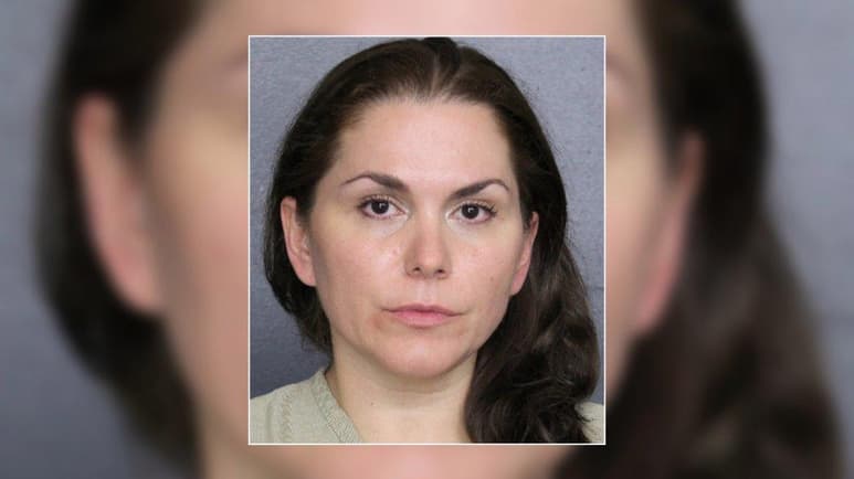 Las autoridades de Florida (EUA) arrestaron a una médica cubana que enfrenta cargos de negligencia infantil por dejar a sus hijos de 3 y 6 años solos dentro de su vehículo y con las llaves mientras ella apostaba en el Seminole Hard Rock Casino, de Hollywood, al norte de Miami. (ESPECIAL)
