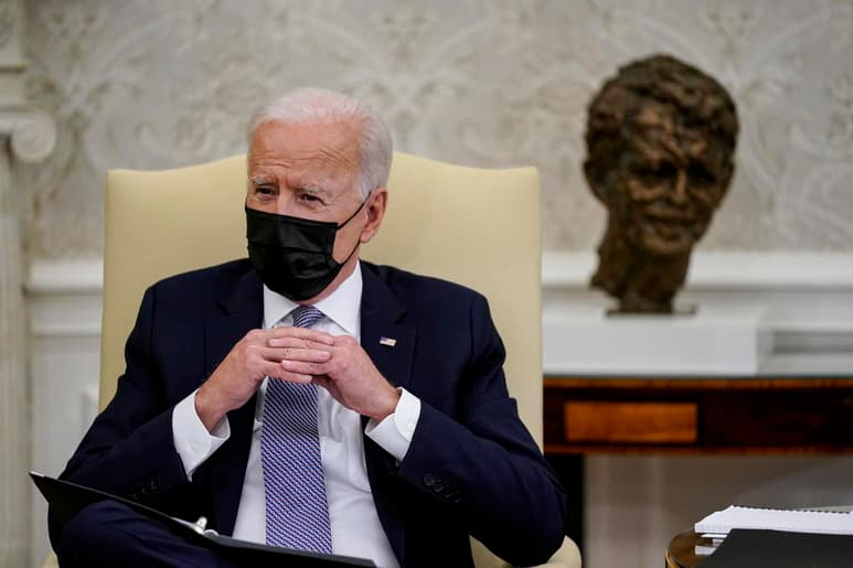 El presidente estadounidense, Joe Biden, lamentó este lunes la 'trágica' muerte del afroamericano Daunte Wright por disparos de una agente de Policía cerca de Mineápolis (Minesota, EUA), pero llamó a la calma y a evitar la 'violencia' en las protestas por el incidente. (EFE)