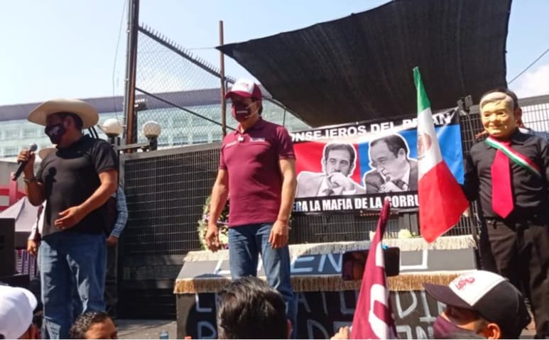 En el plantón que mantienen sus seguidores, Salgado Macedonio subió a su templete un ataúd y una corona de muerto. 'Ha muerto el INE, se murió el INE', dijo, para después exclamar 'se murió Lorenzo', en referencia a Lorenzo Córdova, consejero presidente del Instituto.
(EL UNIVERSAL)
