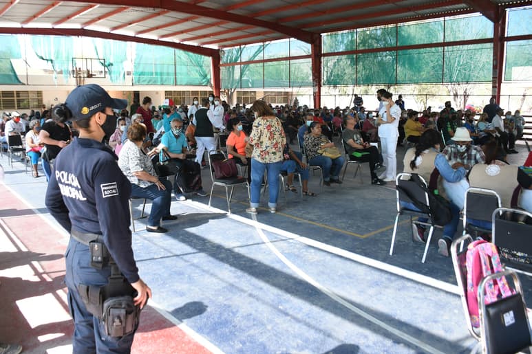 En la antigua Facultad de Ciencias Políticas se les informó a los adultos mayores a las 9 de la mañana que ya se habían terminado las dosis; en la Facultad de Derecho se acabaron a las 10 a. m. (FERNANDO COMPEÁN)