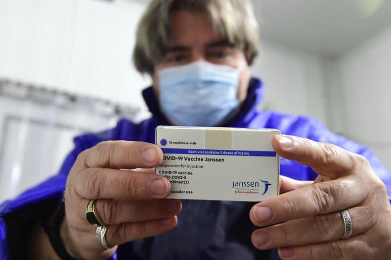 Estados Unidos recomendó el martes pausar la administración de la vacuna unidosis contra el coronavirus desarrollada por Johnson & Johnson para investigar los reportes de trombos potencialmente peligrosos. (ARCHIVO) 

