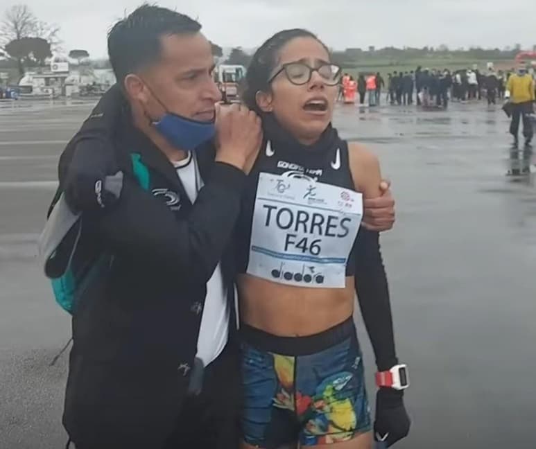 La queretana compitió por primera vez a nivel internacional en los 42.195 kilómetros, destacando importancia de fortaleza mental. (CORTESÍA COM)