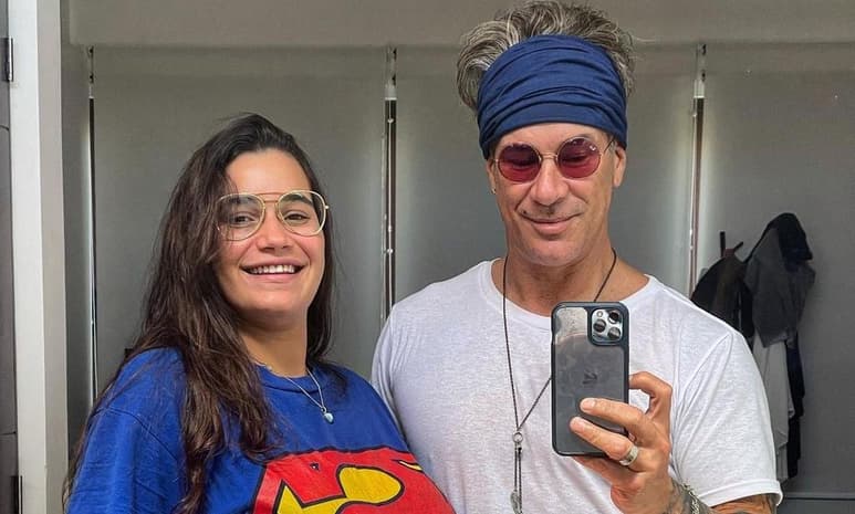 Fernando Carrillo dice estar maravillado con el milagro del parto, y compartió con sus seguidores en Instagram un momento familiar: momentos del parto antes del nacimiento de su hijo, lo que ha generado polémica entre algunos cibernautas por considerar la fotografía 'grotesca' y demasiado íntima para compartirla en una red social.   (INSTAGRAM) 
