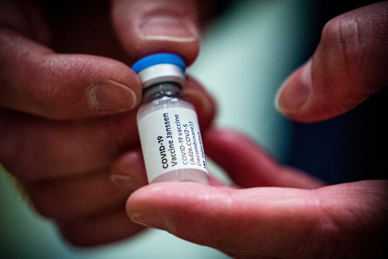 La Agencia Europea del Medicamento (EMA) subrayó hoy que está 'investigando' todavía los casos de tromboembolismos detectados en Estados Unidos tras la vacunación con Janssen y advirtió de que 'actualmente no está claro si existe una asociación causal' entre la vacuna y estas afecciones. (ARCHIVO)