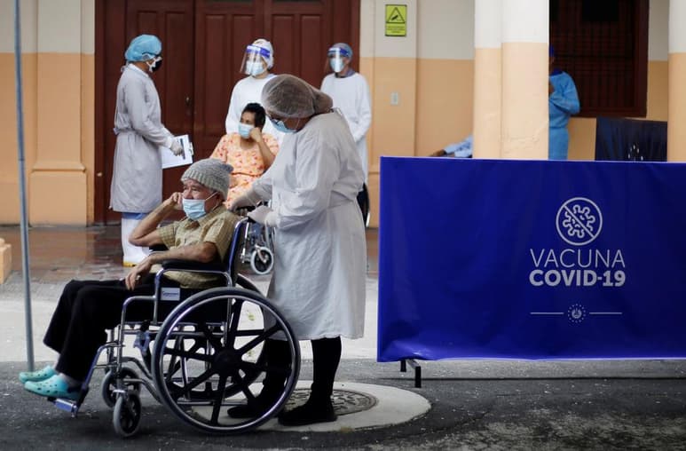 Las autoridades salvadoreñas informaron el martes que buscan acelerar el plan de vacunación contra el COVID-19 con la habilitación de un megacentro de inmunización en un nuevo hospital en la capital del país centroamericano, al tiempo en que descartaron un nuevo confinamiento ante los repuntes de contagios que se registran en otros países de Latinoamérica. (ARCHIVO)