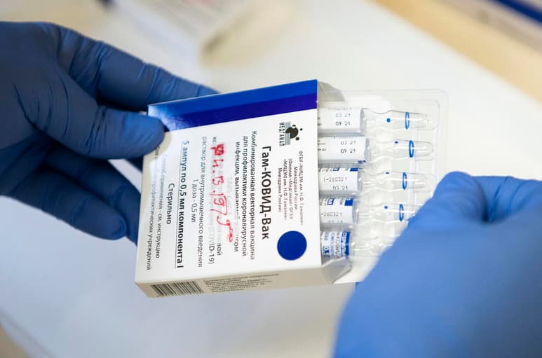 La Agencia Europea del Medicamento (EMA) aseguró este martes que aún no ha recibido una solicitud del desarrollador ruso de Sputnik V para estudiar una posible licencia para el uso de esta vacuna en la Unión Europea, y advirtió de que solo la respaldará cuando “se demuestre que sus beneficios generales superan sus riesgos”. (ARCHIVO)