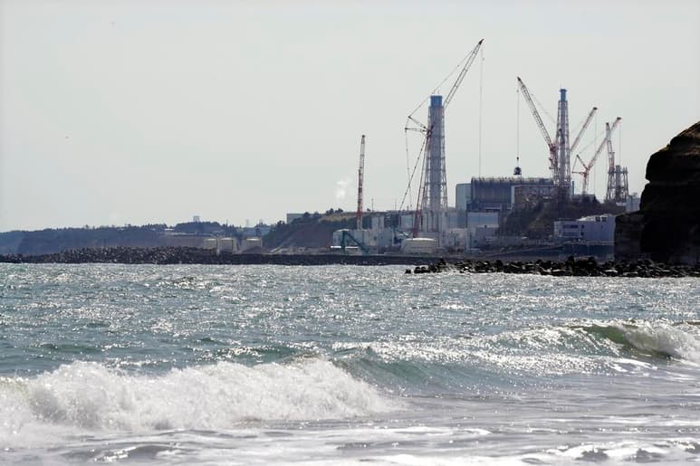 El gobierno de Japón anunció el martes que ha decidido empezar a descargar al océano grandes cantidades de agua radiactiva ya tratada que ha estado almacenada en la planta nuclear de Fukushima, una medida a la se oponen pescadores, habitantes y vecinos del país. El agua comenzaría a descargarse dentro de unos dos años. (ARCHIVO)