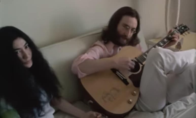 Un video inédito del himno pacifista Give Peace A Chance grabado por John Lennon y Yoko Ono en Bahamas unos días antes de la popular versión rodada en Montreal ha sido publicado este martes. (ESPECIAL)