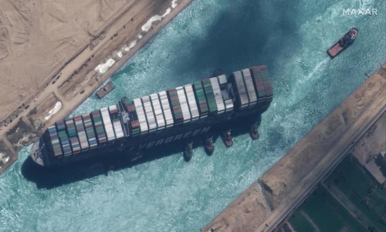 Un tribunal egipcio ha ordenado la retención del portacontenedores 'Ever Given', que se encuentra en manos de las autoridades egipcias desde el bloqueo que causó al quedar atravesado en el canal de Suez a finales de marzo, informó a Efe una fuente de la autoridad gestora del canal. (ARCHIVO)