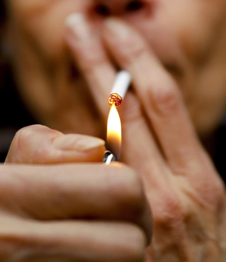 El consumo de tabaco genera pérdidas anuales de 1.4 billones de dólares (1.18 billones de euros) por los gastos sanitarios que ocasiona, justo cuando se necesitan más recursos para afrontar la pandemia, informó este martes la Organización Mundial de la Salud (OMS). (ARCHIVO)