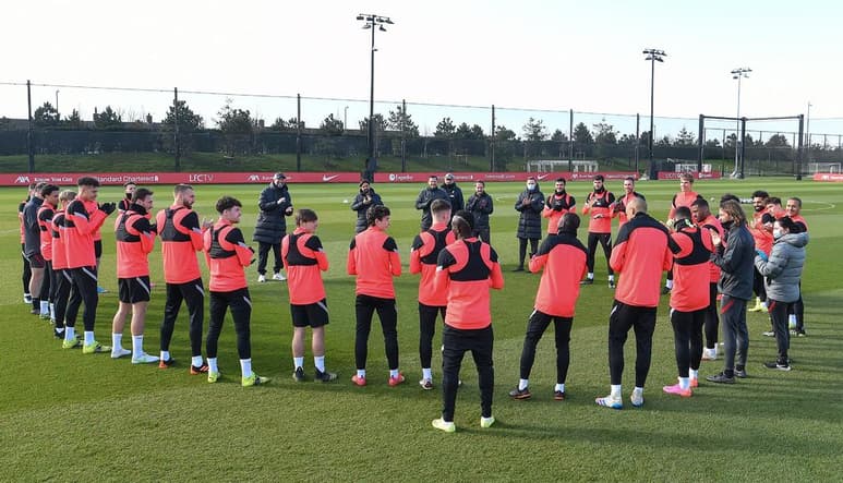 Los hombres de Jürgen Klopp, que comandó el grupo, saltaron al césped de la ciudad deportiva de Kirkby, que sustituyó a la antigua de Melwood, sobre las 17:00 GMT. (ESPECIAL)