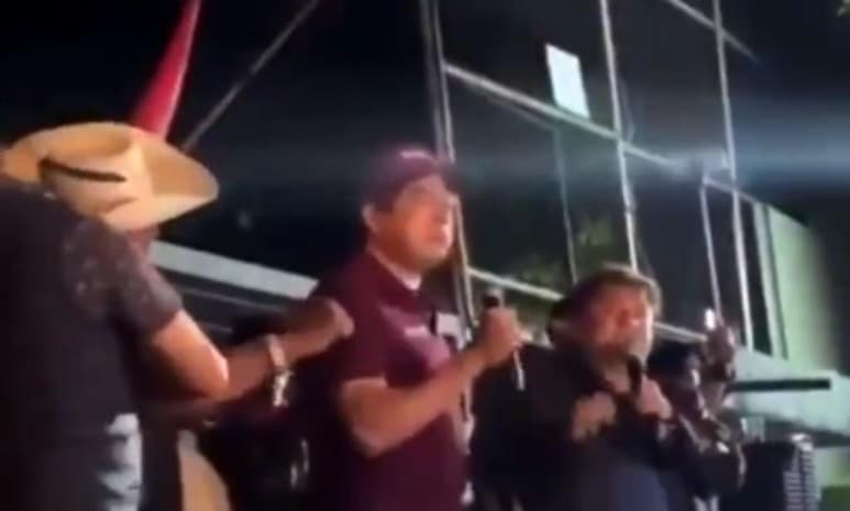 El dirigente nacional del partido de Morena, Mario Delgado, junto a Félix Salgado Macedonio, protagonizaron un “palomazo” a las afueras del Instituto Nacional Electoral (INE) mientras realizan una protesta. (ESPECIAL)