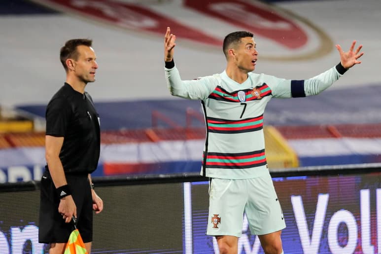 El asistente que no le concedió un gol legal a Cristiano Ronaldo en el partido Serbia-Portugal (2-2), Mario Diks, no participará en la Eurocopa de este verano, confirmó hoy a Efe una fuente de la Real Federación Neerlandesa de Fútbol. (ARCHIVO)