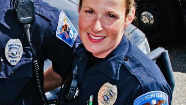 El alcalde de Brooklyn Center (Minesota, EUA), Mike Elliott, anunció este martes que Kim Potter, la agente de policía que disparó este domingo al afroamericano Daunte Wright, y el jefe de Policía de esa localidad, Tim Gannon, presentaron su dimisión. (ESPECIAL)