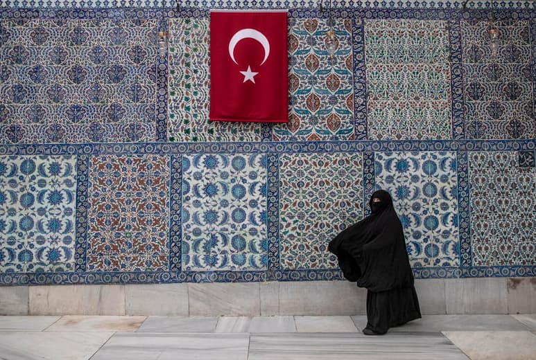 El presidente de Turquía anunció el martes un confinamiento parcial durante las primeras dos semanas del mes musulmán de Ramadán para reducir las infecciones de coronavirus, en momentos en que el número de casos alcanzó un nivel récord. (ARCHIVO)