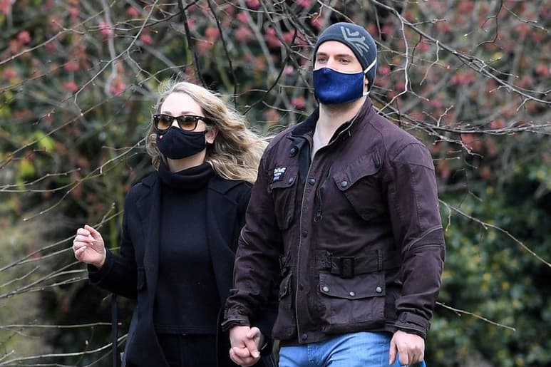 Después de muchos memes y corazones rotos tras las fotos del actor Henry Cavill tomado de la mano con una misteriosa mujer, mientras caminaban por las calles de Londres, por fin se sabe la identidad de la afortunada. (Especial)