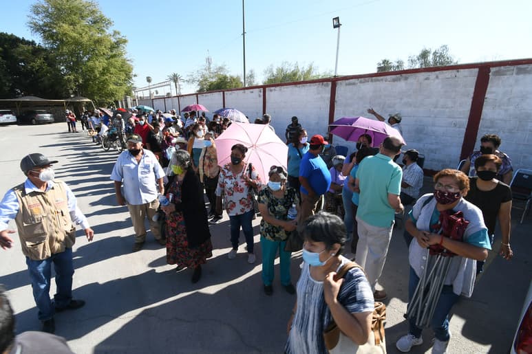 Ayer se llevó a cabo un espacio extraordinario para aplicar vacunas contra COVID-19 a los adultos mayores de 60 años que no alcanzaron a recibirla en días previos y fueron devueltos de las filas. (FERNANDO COMPEÁN)