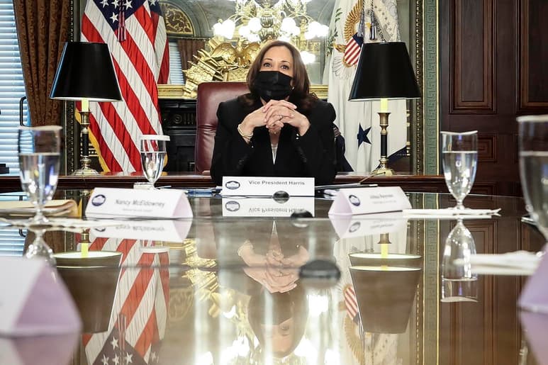 La vicepresidenta de Estados Unidos, Kamala Harris, dijo este miércoles que planea viajar pronto a México, Guatemala y posiblemente otros países de Centroamérica para hablar sobre cómo 'hacer frente a las causas de raíz' que generan la inmigración irregular hacia territorio estadounidense. (EFE)