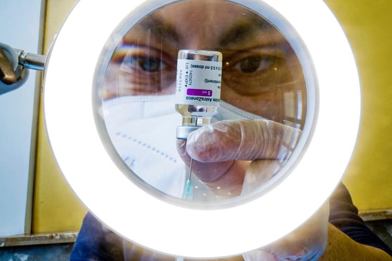La Agencia Europea del Medicamento (EMA) anunció este miércoles que, a petición de las autoridades sanitarias de la Unión Europea (UE), llevará a cabo una “revisión de los datos de vacunación y de epidemiología” en el uso de AstraZeneca, y estudiará una recomendación sobre la inyección de una segunda dosis a quienes hayan recibido la primera. (ARCHIVO)