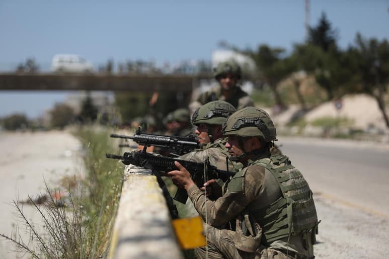 El Gobierno de Siria negó hoy haber utilizado armas químicas durante un ataque en 2018 contra Saraqib, en la provincia noroccidental de Idlib, y calificó de 'falsas' las conclusiones de la investigación de la Organización para la Prohibición de las Armas Químicas (OPAQ) al respecto. (ARCHIVO)