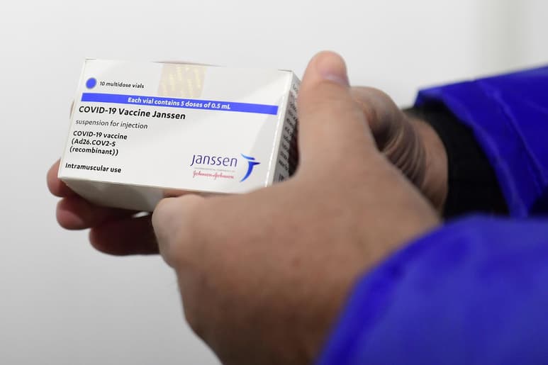 Las autoridades sanitarias de Estados Unidos insistieron este miércoles en la seguridad de las vacunas contra la COVID-19, pese a su recomendación de suspender la administración del suero de Johnson&Johnson (J&J) por sus efectos adversos. (ARCHIVO) 
