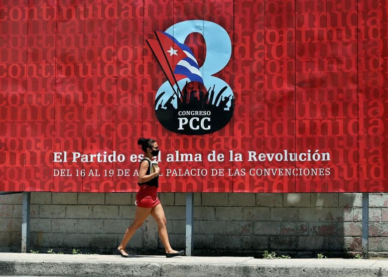 Cuba notificó este miércoles 959 nuevos casos y once muertes por COVID-19, la primera jornada con más de una decena de fallecidos desde el inicio de la pandemia, según el parte diario del Ministerio de Salud Pública (Minsap). (ARCHIVO)
