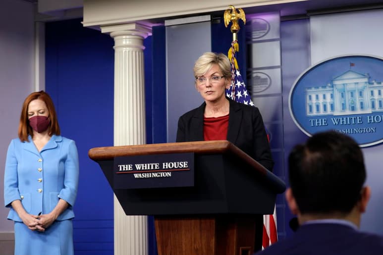 La secretaria de Energía de Estados Unidos, Jennifer Granholm, aseguró este miércoles que Estados Unidos necesitaría aumentar 70 gigavatios de energía renovable anualmente para tener un 100 % de energía limpia el año 2035 o conseguir una emisión neta cero de CO2 para 2050, una meta que no considera que sea posible alcanzar. (ARCHIVO) 