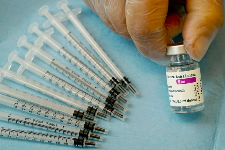 Las autoridades canadienses se negaron este miércoles a suspender el uso de la vacuna de AstraZeneca en el país al señalar que el riesgo de posibles trombos asociados con el medicamento es 'muy bajo' y que los beneficios superan los riesgos. (ARCHIVO)