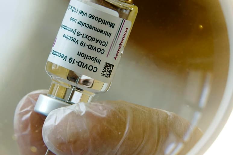 El vínculo entre las trombosis aparecidas en vacunados contra la COVID-19 con los sueros de Johnson&Johnson (J&J) y AstraZeneca no está claro, afirmó este miércoles una experta de un comité de los Centros para la Prevención y Control de Enfermedades de EUA (CDC, en inglés). (ARCHIVO)